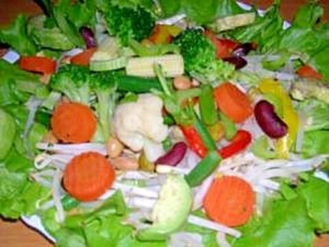 洋風野菜と豆とアボガドのサラダ
